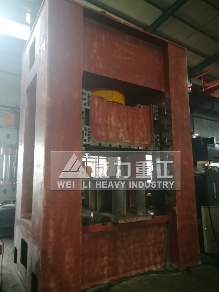 山東威力500噸液壓沖床加工現(xiàn)場