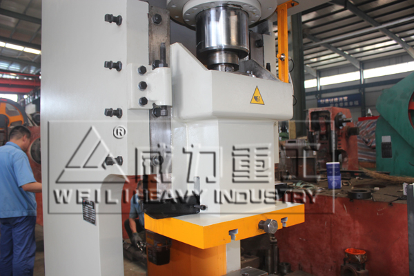 100噸液壓沖床滑塊細節(jié)