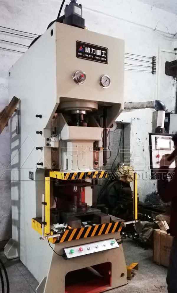 63噸伺服數(shù)控液壓沖床客戶車(chē)間使用中