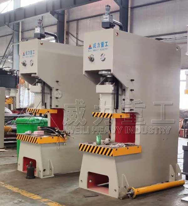 客戶采購兩臺液壓沖床一臺液壓機車間調試中